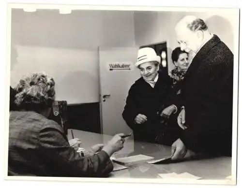 Fotografie DDR-Staatsratsvorsitzender Walter Ulbricht im Wahllokal Berlin-Pankow 1965