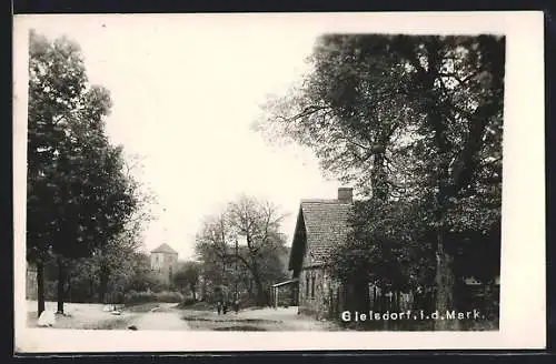 AK Altlandsberg, Gielsdorf i. d. Mark, Strassenpartie mit Wohnhaus