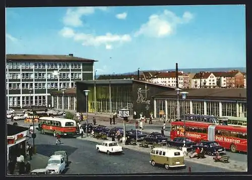 AK Aschaffenburg, Hauptbahnhof mit Passanten