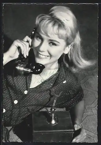 AK Schauspielerin Susanne Cramer lächelnd am Telefon