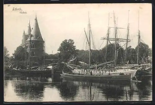 AK Lübeck, Im Hafen, Schiffe