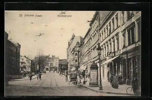 AK St. Johann /Saar, Reichsstrasse mit Cafe H. Kieler und Litfasssäule