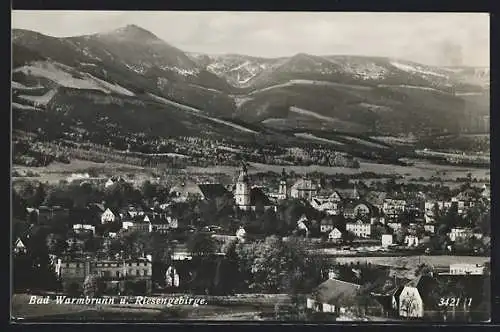 AK Bad Warmbrunn, Ortsansicht mit Riesengebirge aus der Vogelschau