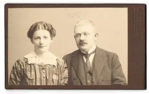 Fotografie Carl Nordstrom, Randers, Slotsgade 4, Johanna Jacobsen und ihr Ehemann in feiner Garderobe