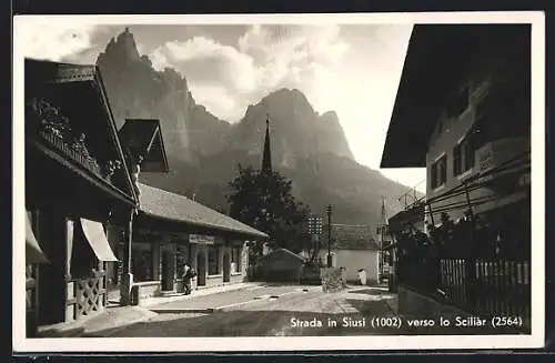 AK Siusi, Strassenpartie mit Restaurant