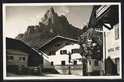 AK Suisi, Ortspartie mit Hotel Post und Bergspitze