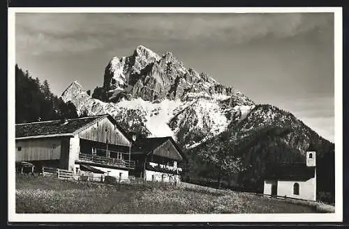 AK Prags, Ortspartie mit Kirche und Bergpanorama