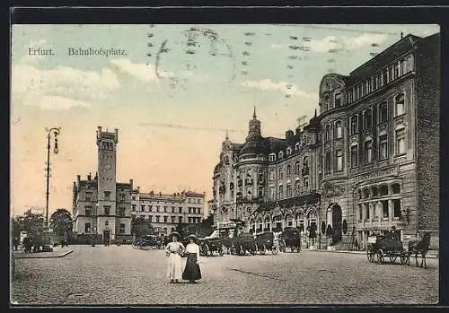 AK Erfurt, Bahnhofsplatz mit Pferdekutschen und Passanten