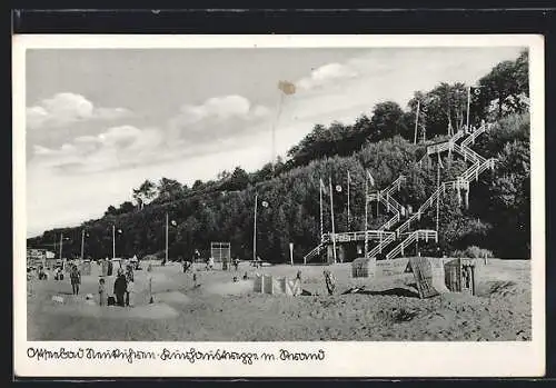 AK Neukuhren, Kurhaustreppe mit Strand, wehende flaggen