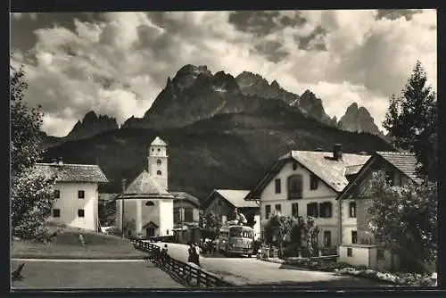 AK Moos in Sexten, Ortspartie mit Kirche und Bergpanorama