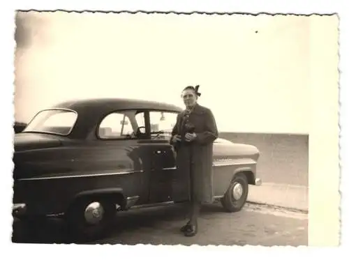 Fotografie Auto Opel Olympia parkt in Warnemünde 1957