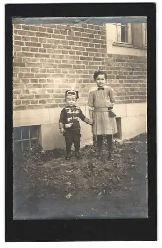 Fotografie unbekannter Fotograf und Ort, niedlicher kleiner Knabe in Husaren Uniform zum Fasching