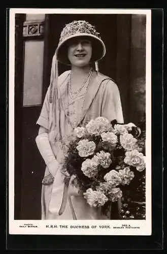 AK The Duchess of York, Porträt mit Hut und Blumen