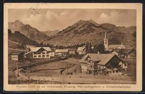 AK Riezlern, Ortsansicht mit Widderstein, Heuberg, Walmendingerhorn und Ochsenhoferköpfen