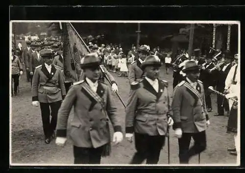 Foto-AK Essen-Borbeck, Schützen mit Fahne auf Schützenfest