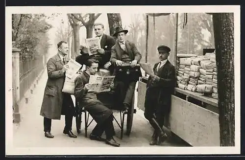 AK Freiburg / Breisgau, Deutsche Hauszeitung, Männer beim Lesen und Verkaufen