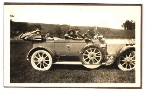 Fotografie Auto langes Cabrio mit Ersatzreifen an der Seite, Holzfelgen