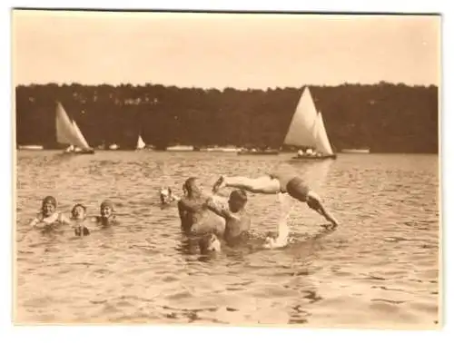 2 Fotografien Badespass, Bademode, junge Menschen spielen im Wasser und geben Sprunghilfe, Köpper