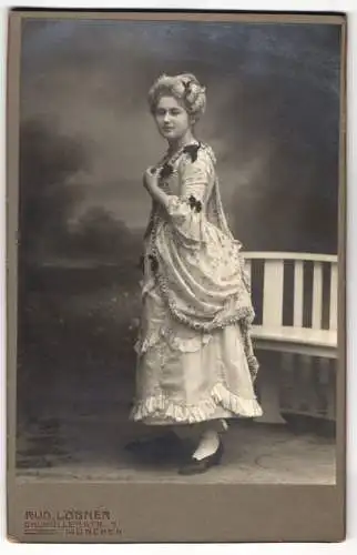Fotografie Rud. Löbner, München, junge Dame im Barock Kostüm mit toupierten Haaren
