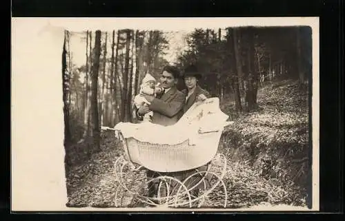 Foto-AK Paar mit Baby und Kinderwagen