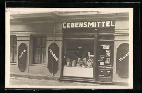 Foto-AK Lebensmittelgeschäft mit Schaufenster