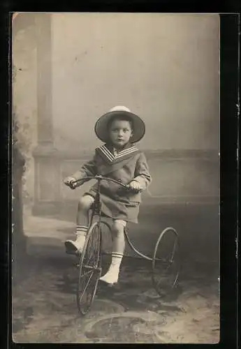 Foto-AK Kind im Matrosenanzug auf einem Dreirad
