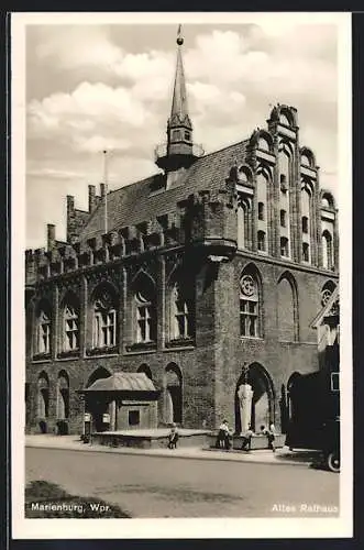 AK Marienburg /Wpr., Strassenpartie mit altem Rathaus