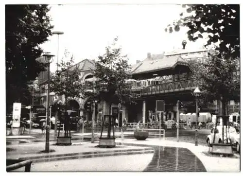 Fotografie unbekannter Fotograf, Ansicht Berlin-Kreuzberg, Blick zum Bahnhof Schlesisches Tor mit U-Bahn, VW Käfer