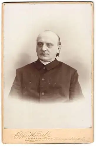 Fotografie Otto Wendt, Quedlinburg, Heiliggeiststr. 17, Portrait Geistlicher mit hoher Stirn