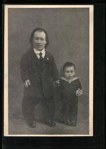 AK Liliputaner Vater mit seinem Sohn an der Hand