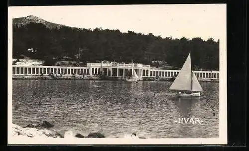 AK Hvar, Säulenanlage, vom Wasser gesehen