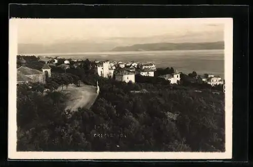 AK Crikvenica, Ortsansicht mit Strasse und Seeblick