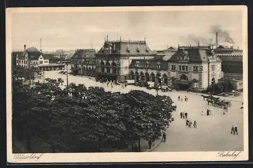 AK Düsseldorf, Bahnhof mit Passanten, Pferdekutsche