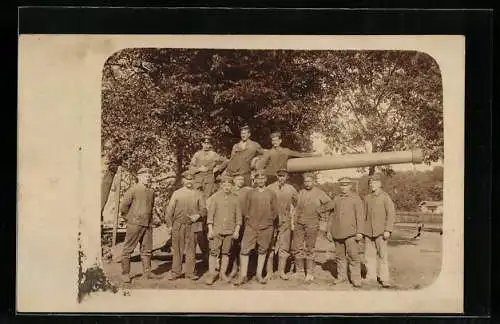 Foto-AK Artilleriesoldaten mit einer Kanone