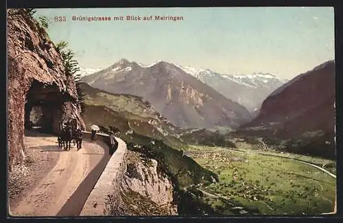 AK Meiringen, Brünigstrasse mit Ortsansicht und Talblick