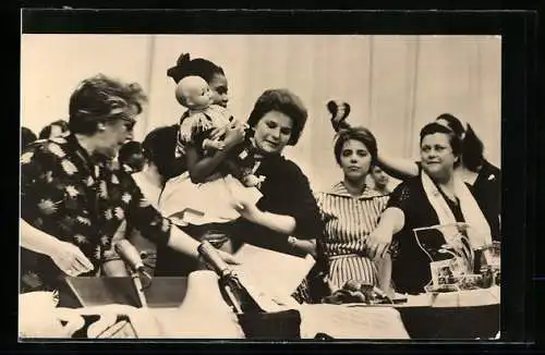 AK Moskau, Die erste Kosmonautin Valentina Tereschkowa auf dem Weltkongress der Frauen 1963