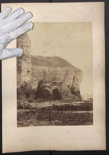 Fotografie unbekannter Fotograf, Ansicht Flamborough, Blick auf die schroffen Felsen am Meer