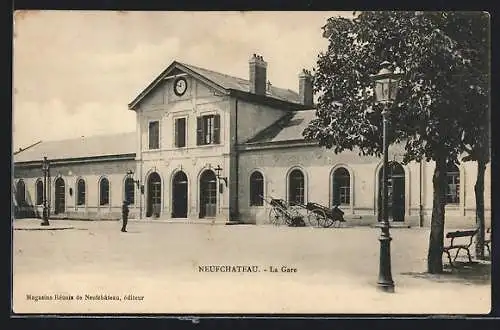 AK Neufchateau, La Gare, Bahnhof mit Wagen
