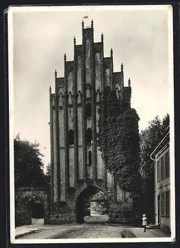 AK Neubrandenburg, Stargarder Tor, Stadtseite des Innentors