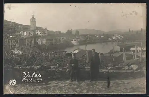 AK Veles, Alte Männer vor Kulisse der Stadt