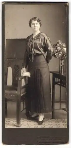 Fotografie F. Vogel, Gr. Lichterfelde, Jungfernstieg 3, Junge Dame in Bluse und Rock