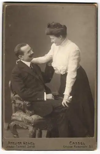 Fotografie Atelier Kegel, Cassel, Grosse Rosenstr. 51, Ludwig Hans Schmidt u. Johanna Schmidt in eleganter Kleidung