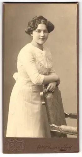 Fotografie Naumann, Leipzig, Marie im weissen Kleid mit Spitze und schönem Lächeln