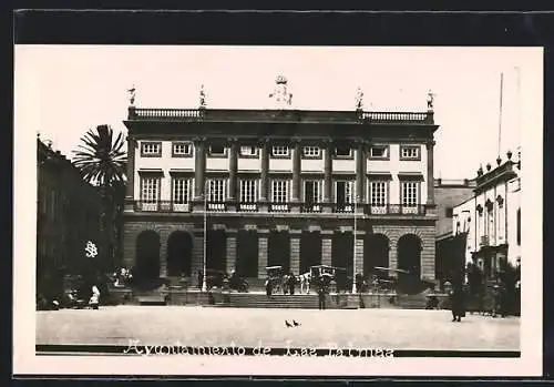 AK Las Palmas, Ayuntamiento con coches y gente