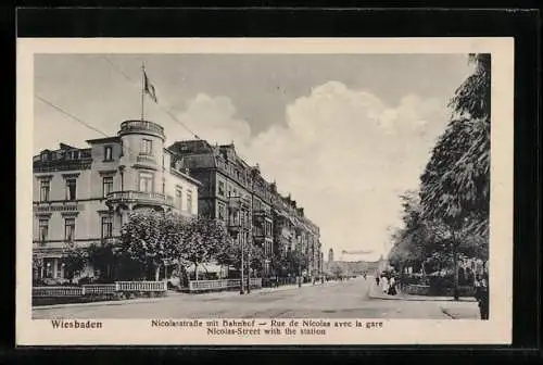 AK Wiesbaden, Nicolasstrasse mit Bahnhof