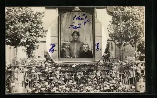 Foto-AK Mutter mit Kindern in einem Fenster, Lupen-Passepartout