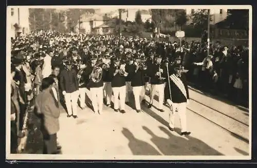 Foto-AK Sarajevo, Parade mit Blaskapelle