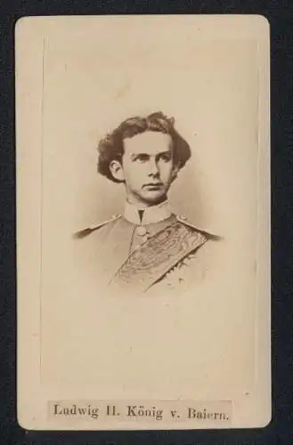 Fotografie unbekannter Fotograf und Ort, Portrait König Ludwig II. von Bayern in Uniform