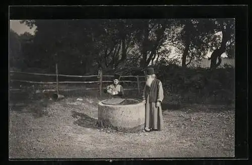 AK Älterer Grieche und Frau am Brunnen