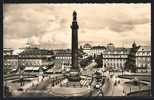 AK Darmstadt, Platz mit Denkmal und Strassenbahn